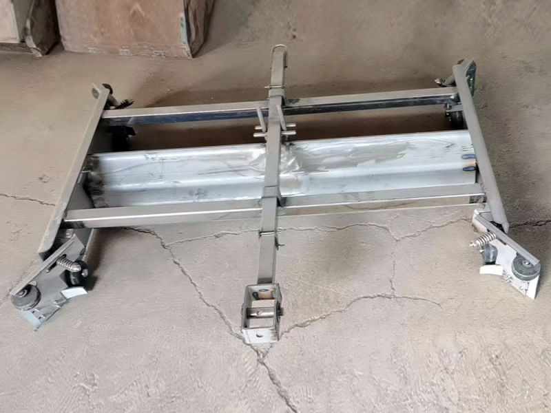 全自動(dòng)刮糞機(jī)養(yǎng)殖什么畜禽可以用？養(yǎng)雞養(yǎng)豬養(yǎng)羊如何選擇適合的刮糞機(jī)？